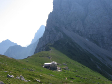 Naj planinski koči 2026 Kamniška koča na Kamniškem sedlu in Koča na Ljubelju