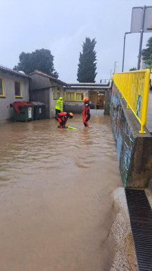 Zaradi nalivov kar nekaj težav v slovenski Istri, poplavljeno parkirišče pred portoroškim vrtcem
