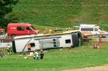 Pet žrtev hude nesreče nizozemskega avtobusa v Švici