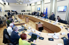 Sindikati po seji ESS-ja zaskrbljeni zaradi znižanja sredstev za zdravstveno blagajno