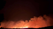 FOTO Požar na Braču i dalje bukti, vatrogasce čeka teška noć: 'Spremni smo na buru'