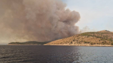 FOTO Dramatični prizori s Brača, ovako požar izgleda s mora, buktinja zahvatila 1500 hektara