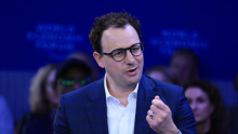 Prvi mož Anthropica opozarja na prehiter razvoj umetne inteligence – podpirata ga Musk in Altman
