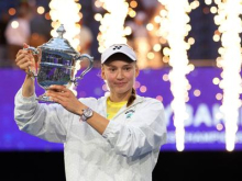 Ribakini poslastica in prvi naslov na OP ZDA, Sabalenka jezo spravila nad lopar