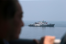 V Indoneziji po brodolomu potniške ladje iščejo več kot sto ljudi