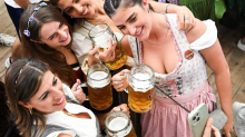 Uskoro se vraća Oktoberfest! Evo kako je bilo lani: Dirndl dame, kobasice i potoci piva
