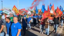 Ex Ilva Taranto, operai dell’indotto bloccano la Provinciale: “Non ci ascoltano, sciopero di 24 ore”