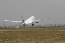 PIJANOM BLOKADERU SE CRNO PIŠE ZBOG LAŽNE DOJAVE BOMBE: Detalji drame na letu Air Serbia, preti mu robija i kazna do 100.000 evra?!