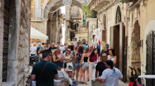 Turismo, calano gli arrivi ma i visitatori restano più a lungo