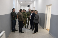 Ovde će živeti vojnici na služenju vojnog roka: Gašić obišao obnovljenu kasarnu u Šapcu