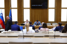 Odbor DZ-ja zaradi predloga opozicije prekinil obravnavo zakona o SKOK-u