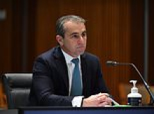 Thousands of 'struggling' Commonwealth Bank staff turn on CEO over measly pay bump after he pocketed $9M and gloated about record year