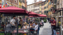 Il paradosso del turismo in Italia: i viaggiatori crescono, i salari dei lavoratori no