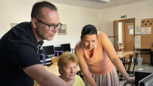 Digitalne veščine: kako starejše naučiti e-storitev