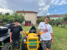 Ovo su braća koja su oduševila region: Umesto skupih telefona kupili traktor, a razlog će vas rasplakati