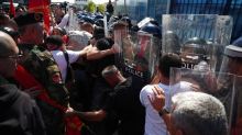 Kaos u Haagu. Albanci podivljali nakon presude Thaçiju. Uništavali policijske aute