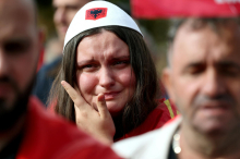 Thaci zaradi vojnih zločinov obsojen na 25 let zapora, v Haagu izbruhnili protesti