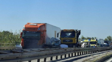 KOBNA VOŽNJA Peugeotom jurio u suprotnom smjeru na A3: Prvo je udario BMW pa tegljač