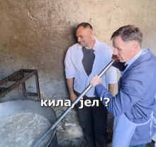 SINIŠA MALI UČIO DA PRAVI DUVAN ČVARKE! Ministar u Popučkama posetio čuvenog majstora: Marko je pravi ponos i uzor Srbije! (VIDEO)