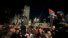 ALBANCI ZAPALILI KROV EULEKSA: Divljane zbog presude zločincima OVK se nastavilo i tokom noći, pirotehnikom i kamenjem na institucije (VIDEO)
