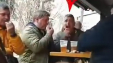 OVAKO SE PONAŠA PRVI NA BLOKADERSKOJ LISTI: Srdanović snimljen za stolom punim piva (VIDEO)