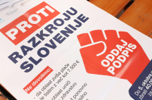Za razpis referenduma o interventnem zakonu manjka še nekaj manj kot četrtina podpisov