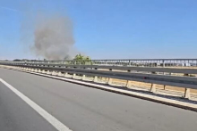 GUST DIM KULJA IZNAD BATAJNICE: Nekoliko vatrogasnih vozila juri ka mestu požara, vozači snimili prizor (VIDEO)