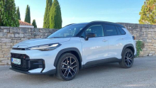 Toyota corolla cross: hibrid, ki spominja na dizla