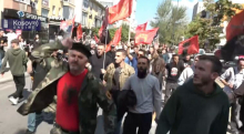 NOVI PROTEST U PRIŠTINI ZBOG PRESUDE VOĐAMA ZLOČINAČKE OVK! Nekoliko hiljada Albanaca na Trgu Skenderbega (VIDEO)