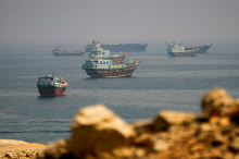 Iranska revolucionarna garda v Hormuški ožini napadla tanker. Očitajo mu nezakonito prečkanje ožine.
