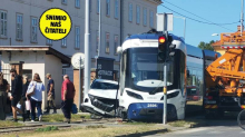 Kod KBC-a Osijek nakon sudara tramvaj iskočio iz tračnica i prikliještio automobil uz stup