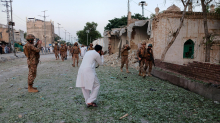 V eksploziji avtomobila bombe v Pakistanu ubitih najmanj 17 ljudi