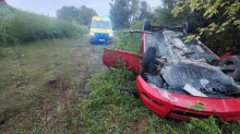 FOTO Užas kod Sl. Broda: Žena (35) autom sletjela s nasipa pa završila na krovu. Ozlijeđena je