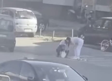 SVI SU SAMO PROLAZILI, A ONDA JE ONA ZAUSTAVILA AUTO! Prizor iz Leskovca tera suze na oči: Mladić iz restorana snimio gest devojke o kom PRIČA CEO GRAD (VIDEO)