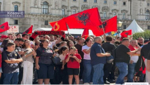 PODRŠKA ZLOČINCIMA OVK! Albanci protestovali u Beču: Na skupu i rođak Hašima Tačija, razvili zastavu Velike Albanije (VIDEO)