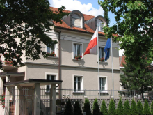 Poljski diplomat padel iz tretjega nadstropja stavbe, dogodek bodo preiskali poljski preiskovalci