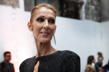 Snimci Selin Dion preplavili internet; Bosa se popela na automobil, pa zapevala fanovima VIDEO