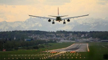 Biglietto in business, posto in economy: quali sono i diritti in aereo in caso di declassamento