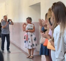 Ovako se ide u penziju! Đaci jednim potezom rasplakali profesorku Osme gimnazije: Dobila aplauz, a zbog ovoga se i prekrstila