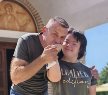 LOKICU JE MAMA OSTAVILA U DOMU, ALI CAKI TO NIJE MOGAO DA PRIHVATI! Priča o roditeljskoj ljubavi iz Kragujevca: Radi dva posla, a sad je sprema za VELIKU POBEDU