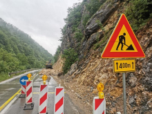 AMSS: Vozači, oprez! Zbog vlažnih kolovoza povećan je i rizik od odrona na deonicama koje prolaze kroz useke i klisure