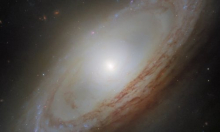 Ova galaksija vrti se na neobičan način: Hubble otkrio što se događa u njezinu središtu