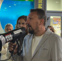 BAŠ ONAKO NA NIVOU, PROFESORSKI A NA MEGAFONU GNUSNA PSOVKA BODE OČI Dok se 