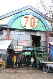 ŠOK U BLOKU 70, NAROD I NE SLUTI ŠTA SE PRODAJE NA OVOJ TEZGI! Osvanuo kiosk sav na kineskom, odmah povadili telefone da 