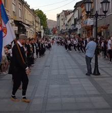 CELA SE IVANJICA UHVATILA U KOLO: A kod kolovođe srpski barjak, prizor da se naježiš! Ovako je obeležen Dan tradicije! (VIDEO)