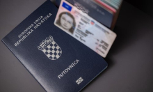 Neobičan trend s društvenih mreža stvara probleme na granicama: Zašto ljudi zamataju putovnice u aluminijsku foliju?