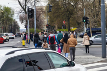 Držite telefon u ruci dok čekate zeleno? Policija može da vam napiše kaznu od 10.000 dinara
