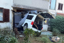 Moški zapeljal v blok, prebil betonsko steno in vožnjo končal v dnevni sobi
