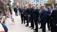 Premijer Plenković posjetio je vatrogasce u New Yorku, pa ostavio ruže za žrtve terorizma
