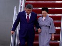 Xi Jinping is hit with fresh online health rumours as video shows him 'forcibly grabbing' wife's hand while exiting plane - days after skipping banquet in India